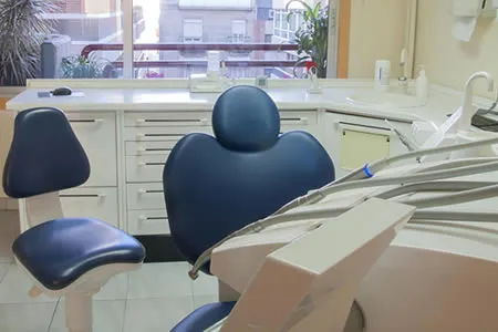 Gabinete dental de la Clínica Herena Díez con el sillón junto a una ventana luminosa
