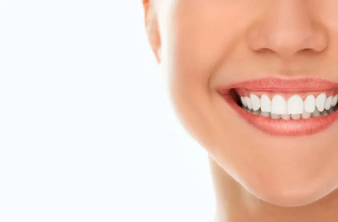 Primer plano de una sonrisa con los dientes blancos y sanos