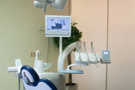 Equipo de la Clínica Herena Díez con una pantalla que muestra una radiografía dental