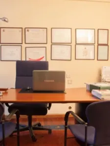 Despacho de la Clínica Herena Díez con las titulaciones colegiadas enmarcadas en la pared