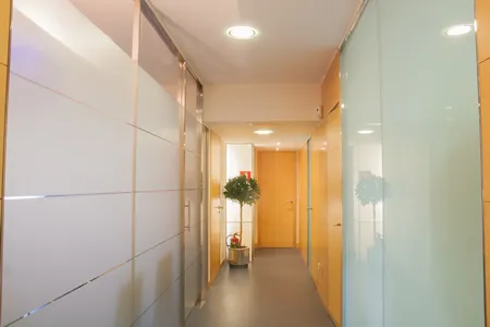 Pasillo interior de la Clínica Herena Díez con las puertas de los gabinetes